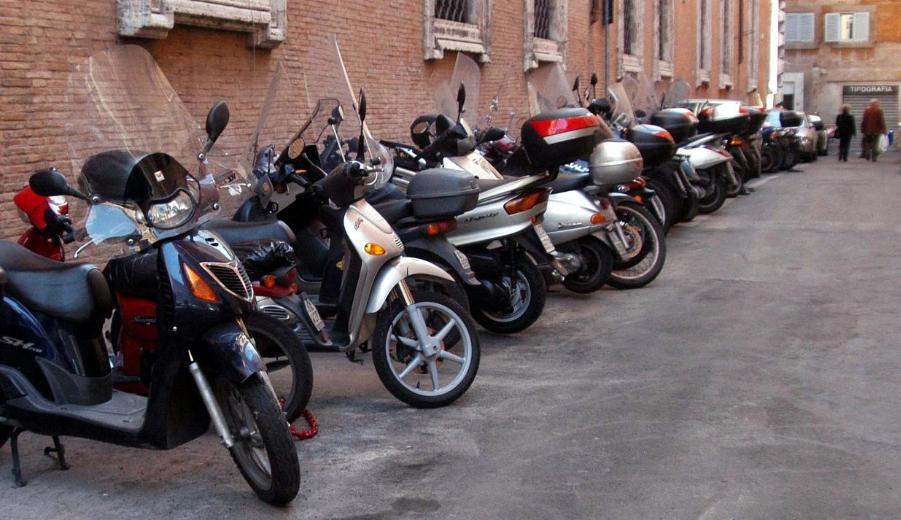 Scooter in città (foto Imagoeconomica) Scooter in città (foto Imagoeconomica)