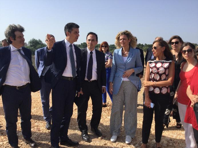 Ministro per il Sud Barbara Lezzi nei cantieri Anas SS96 "Barese" (Archivio Anas) Ministro per il Sud Barbara Lezzi nei cantieri Anas SS96 "Barese" (Archivio Anas)