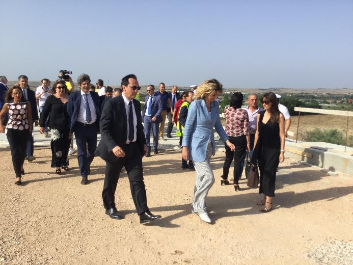 Ministro per il Sud Barbara Lezzi nei cantieri Anas SS96 "Barese" (Archivio Anas) Ministro per il Sud Barbara Lezzi nei cantieri Anas SS96 "Barese" (Archivio Anas)