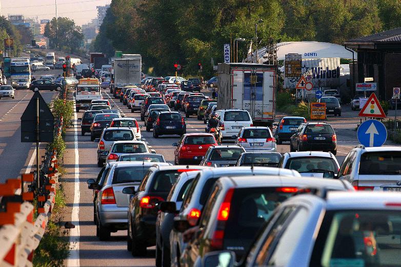 Traffico su strada (foto Imagoeconomica) Traffico su strada (foto Imagoeconomica)
