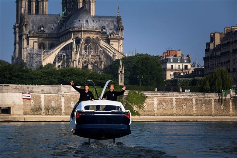 SeaBubbles sulla Senna (img by Linel Bonaventure - AFP_GettyImages)