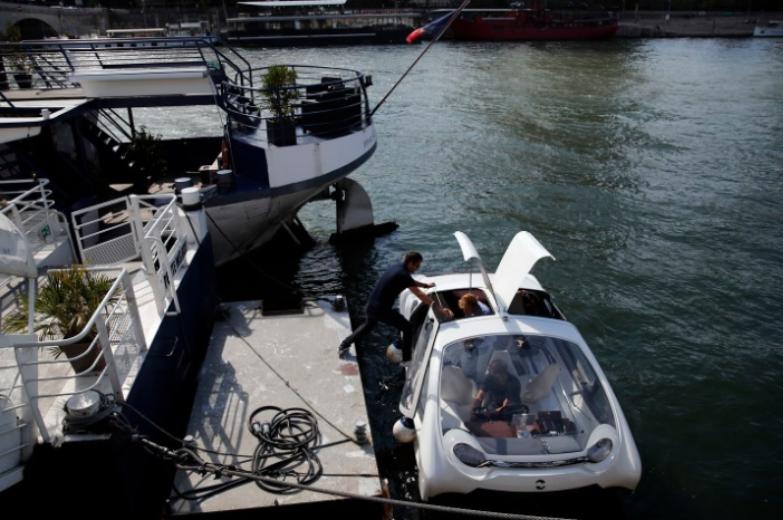 SeaBubbles sulla Senna (img by Francois Mori - AP)