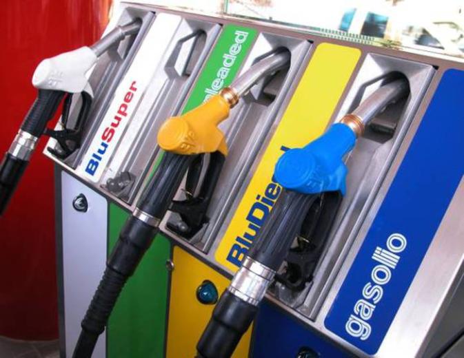 Erogatori di benzina (fonte Ansa)