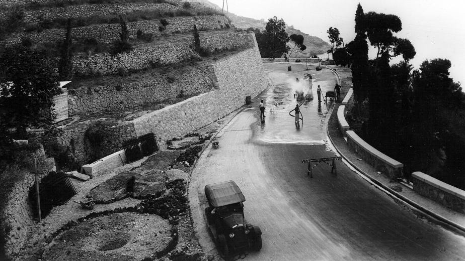 Strada statale 1 "Via Aurelia", manutenzione e allargamento sede stradale presso Ventimiglia, 1930 (Archivio storico Anas) Strada statale 1 "Via Aurelia", manutenzione e allargamento sede stradale presso Ventimiglia, 1930 (Archivio storico Anas)