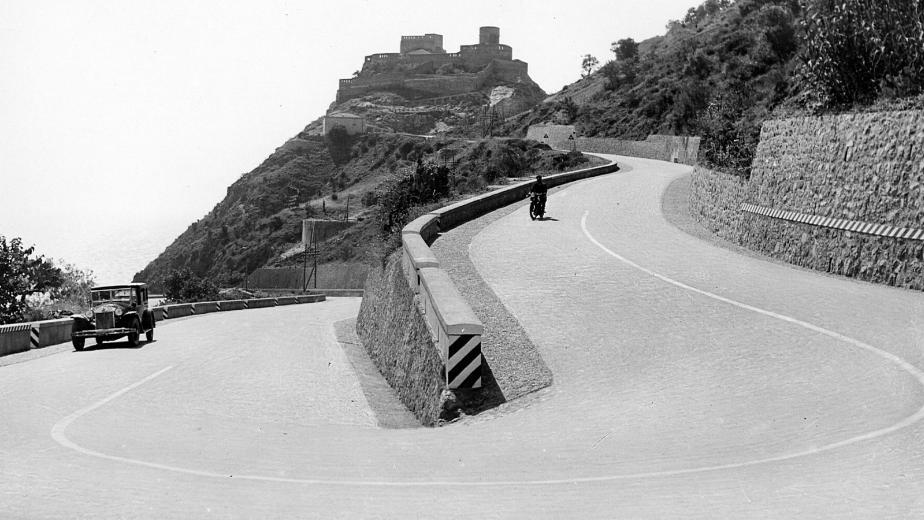 Strada statale 114 "Orientale Sicula" dal Castello S. Alessio verso Messina (Archivio storico Anas) Strada statale 114 "Orientale Sicula" dal Castello S. Alessio verso Messina (Archivio storico Anas)