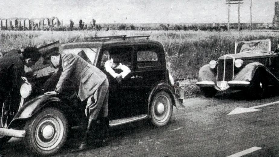 La Milizia della strada (Archivio storico Anas - in Baietti S., Restucci A., Il viaggio dell'Anas 1928-2010, Milano, Alinari - Il sole 24 ore, 2010) La Milizia della strada (Archivio storico Anas - in Baietti S., Restucci A., Il viaggio dell'Anas 1928-2010, Milano, Alinari - Il sole 24 ore, 2010)