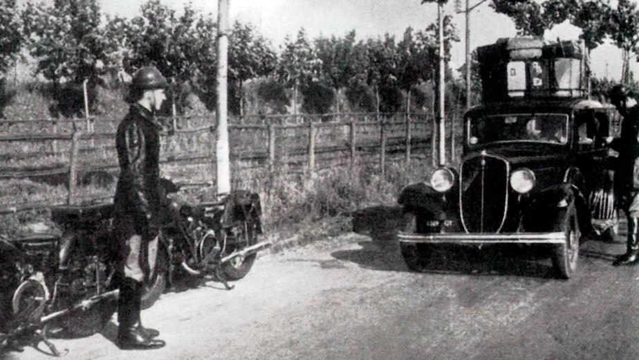 La Milizia della strada (Archivio storico Anas - in Baietti S., Restucci A., Il viaggio dell'Anas 1928-2010, Milano, Alinari - Il sole 24 ore, 2010) La Milizia della strada (Archivio storico Anas - in Baietti S., Restucci A., Il viaggio dell'Anas 1928-2010, Milano, Alinari - Il sole 24 ore, 2010)
