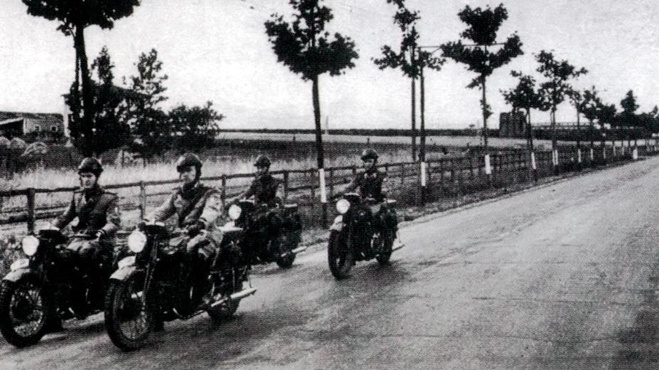 La Milizia della strada (Archivio storico Anas - in Baietti S., Restucci A., Il viaggio dell'Anas 1928-2010, Milano, Alinari - Il sole 24 ore, 2010) La Milizia della strada (Archivio storico Anas - in Baietti S., Restucci A., Il viaggio dell'Anas 1928-2010, Milano, Alinari - Il sole 24 ore, 2010)