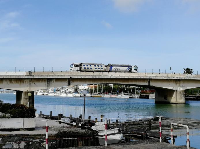 Le prove di carico sul ponte della Scafa sul Tevere (Fiumicino, Roma) Le prove di carico sul ponte della Scafa sul Tevere (Fiumicino, Roma)