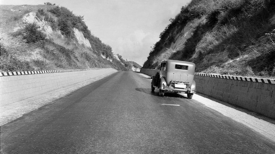 Strada statale 2 "Via Cassia", tratto Roma-Viterbo, dopo lavori di rettifica e "depolverazione", 1932 [Archivio storico Anas]