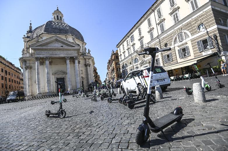 Monopattini elettrici (fonte Imagoeconomica 2020) Monopattini elettrici (fonte Imagoeconomica 2020)
