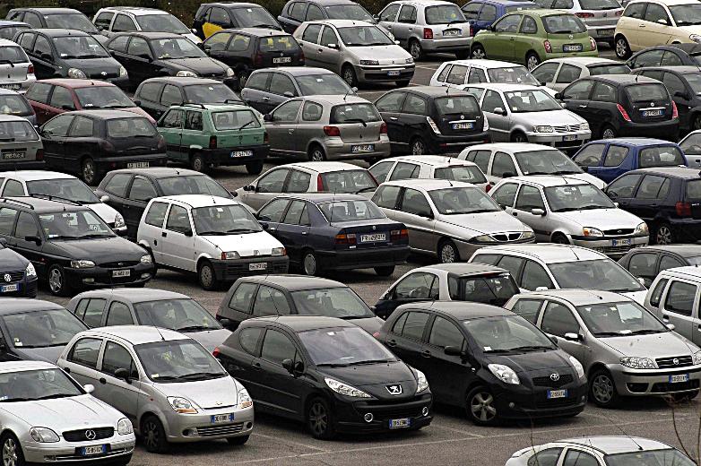 Parcheggio auto usate (Fonte Imagoeconomica 2020) Parcheggio auto usate (Fonte Imagoeconomica 2020)