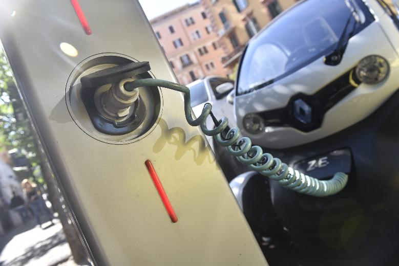 Colonnineelettricherifornimento_fonteimagoeconomica2020