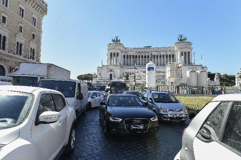 Fasedue traffico a PiazzaVenezia_imagoeconomica2020 Fasedue traffico a PiazzaVenezia_imagoeconomica2020