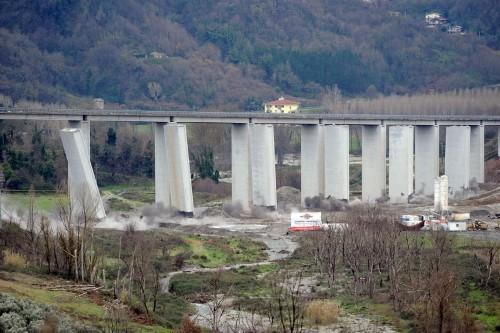 Abbattimento viadotto Carito - 1