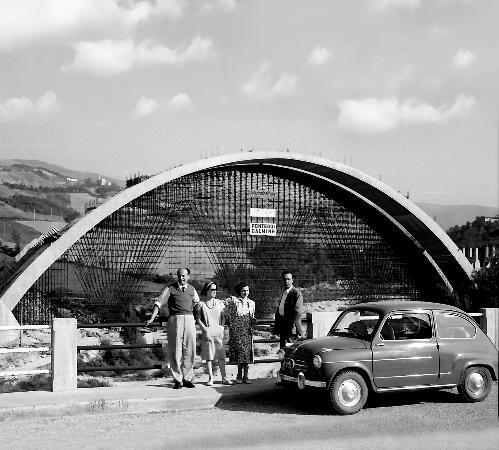 Foto ricordo davanti al Viadotto Aglio, 1960