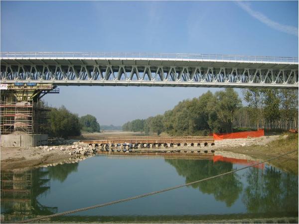 Vista laterale del ponte, lato Milano Vista laterale del ponte, lato Milano