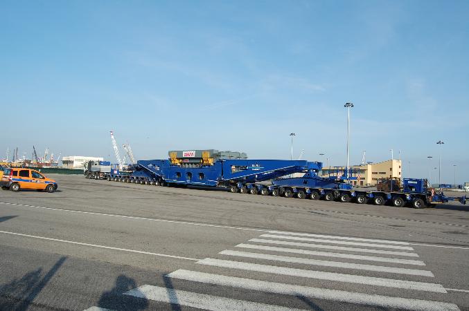 Veduta laterale del trasporto eccezionale