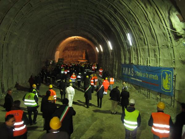 La nuova galleria naturale "Scrajo", variante alla strada statale 145 "Sorrentina"