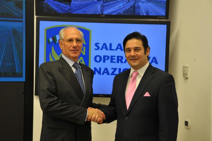 Stretta di mano tra l'Amministratore Unico di Anas e il Ministro de Obras Públicas
