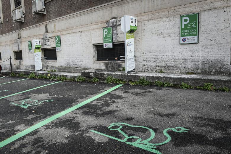 stazione ricarica auto elettriche_imagoeconomica 2020.jpg