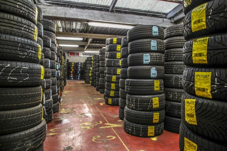 Il covid sgonfia il mercato dei pneumatici: nel 2020 calano del -23% quelli per vettura e del -18% quelli per camion 