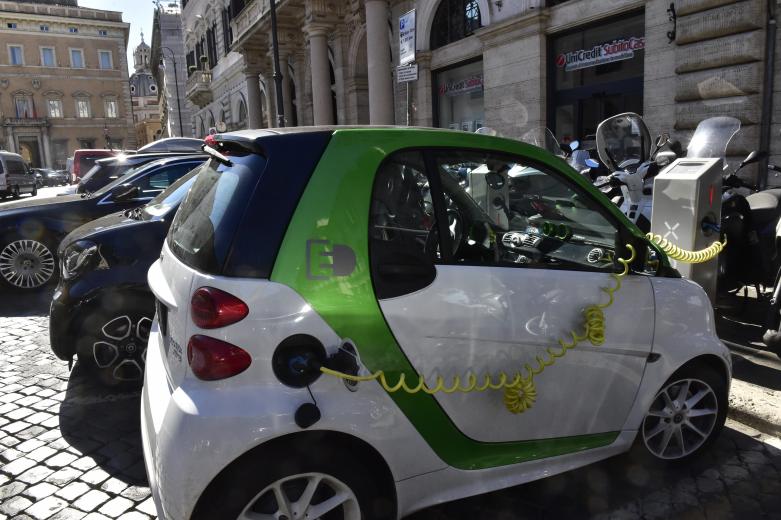UE: nel 2020 vendite di veicoli elettrici e ibridi plug-in toccano per la prima volta il milione 
