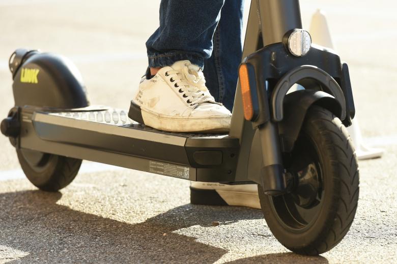 Monopattini elettrici: fuori da centri abitati solo su ciclabili 