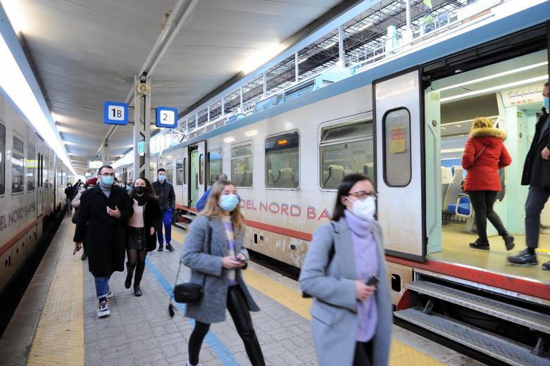 Mascherine treno foto Imagoeconomica 2022