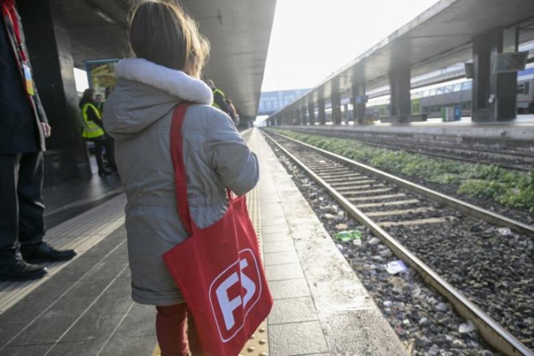 bambina_stazione_interna_fonte FS News.jpg