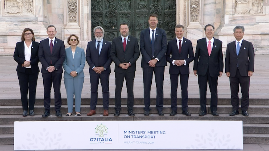 G7 foto family al Duomo di Milano_0-sito MIT.png