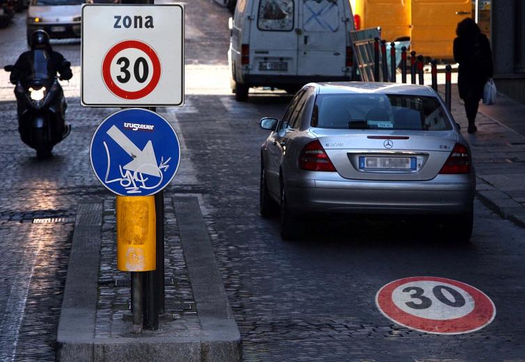 Nelle città, le zone a 30 km/h riducono gli incidenti del 23%