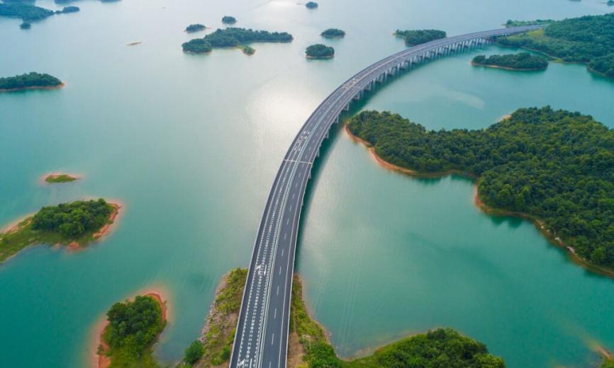 Cina: l’autostrada sull’acqua utile per i residenti, spettacolo per tutti