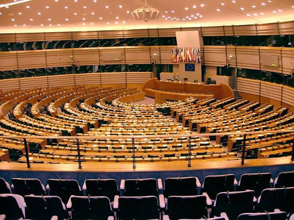 UE: dal 2035 stop alla vendita di auto termiche 