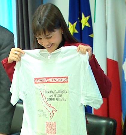 Debora Serracchiani con la maglietta dell'iniziativa