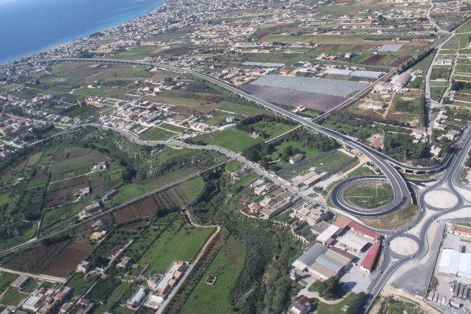 raccordo di collegamento tra la strada statale 115 "Sud Occidentale Sicula" e il porto di Mazara del Vallo, in provincia di Trapani.