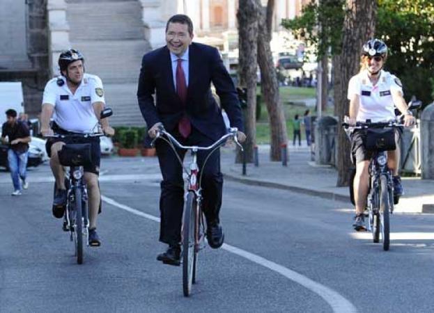 Ignazio Marino in bicicletta a Roma