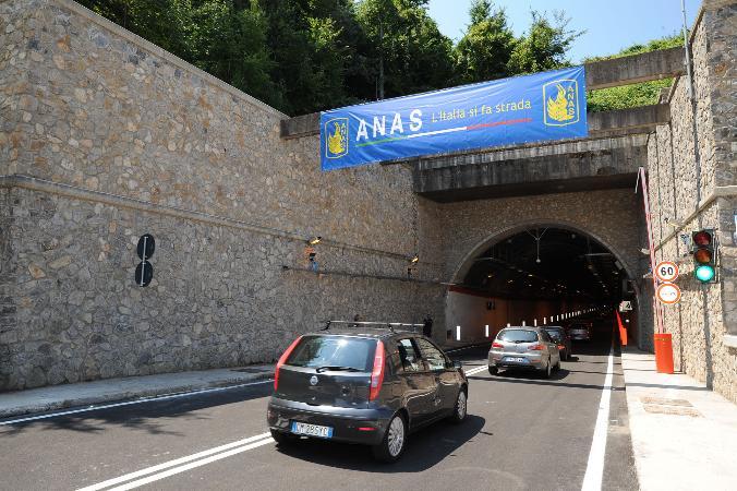 Galleria "S. Maria di Pozzano", in variante alla strada statale 145 "Sorrentina"