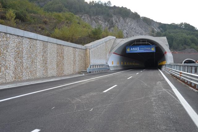 Autostrada A3 Salerno Reggio Calabria. Galleria "Renazza", tra gli svincoli di Lagonegro nord e Lagonegro sud