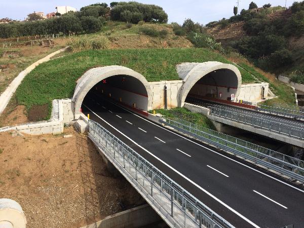 A3 Autostrada Salerno - Reggio Calabria. Galleria Piale, imbocco sud. Carreggiata sud e nord