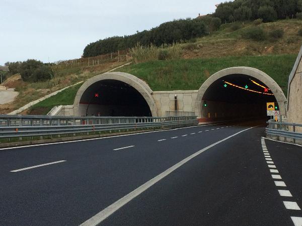 A3 Autostrada Salerno - Reggio Calabria. Galleria Piale, imbocco sud. Carreggiata sud e nord