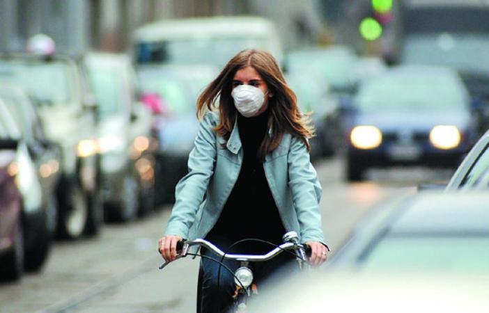 Ciclista nel traffico