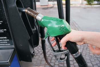 Carburanti: a gennaio-aprile risparmio 2,4 mld acquisto benzina e gasolio