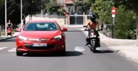 Nudi sulla moto, per richiamare l'attenzione degli automobilisti