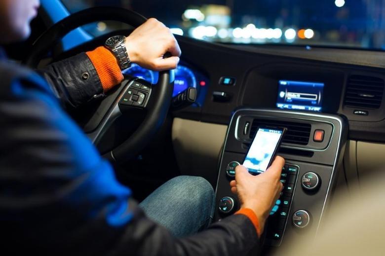 Smartphone alla guida
