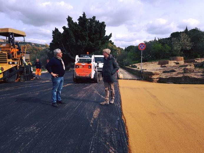 Nuova pavimentazione color tufo per la via Passeggiata Archeologica