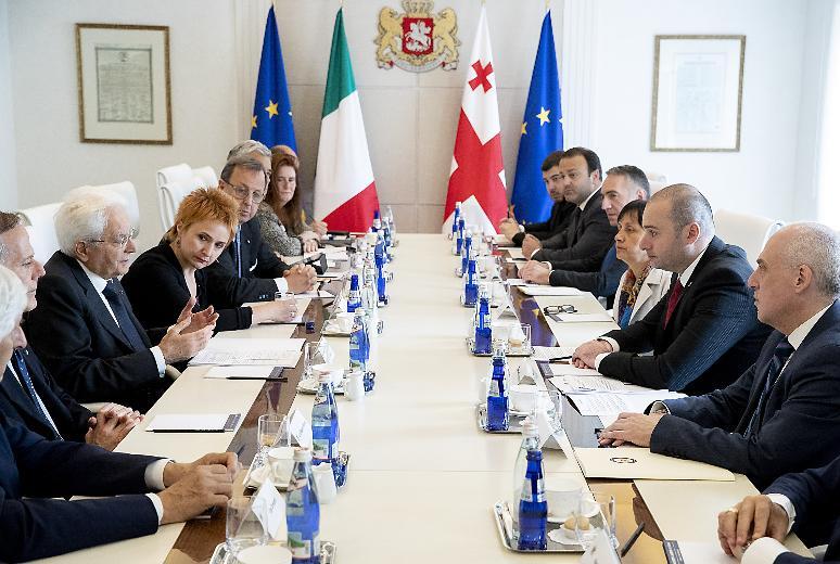 Il Presidente Sergio Mattarella nel corso dei colloqui con il Primo Ministro della Georgia, Mamuka Bakhtadze e le rispettive delegazioni, Tbilisi 17/07/2018 (credits photo Quirinale)