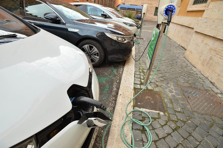 stazione di ricarica auto elettriche (foto Imagoeconomica)