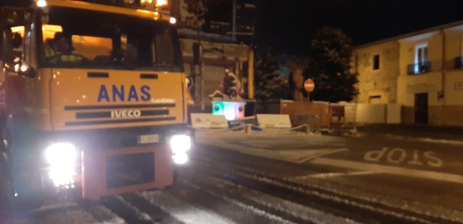 Coronavirus: passaggio ambulanza, Anas libera strada dalla neve nell'avellinese