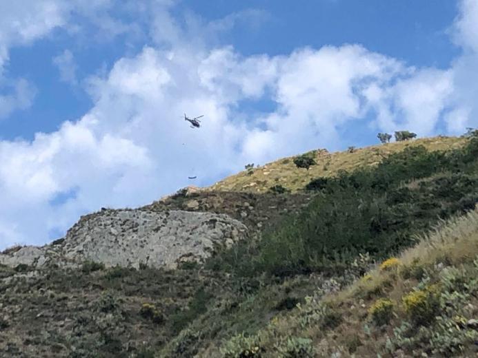 foto elicottero che trasporta materiali durante interventi sulla SP23